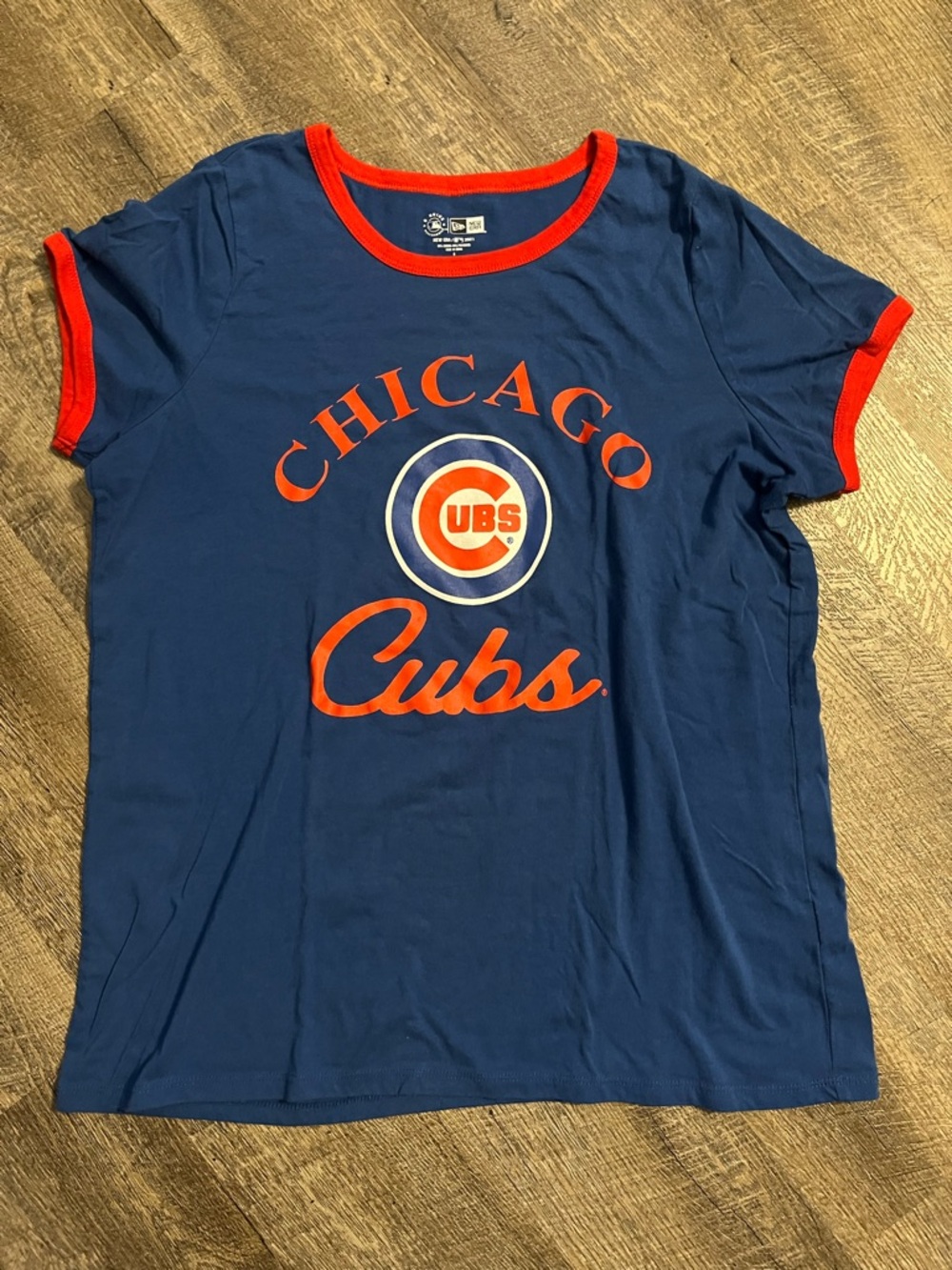 New Era Baseball Team Chicago Cubs women’s Navy Tee with Red Trim
